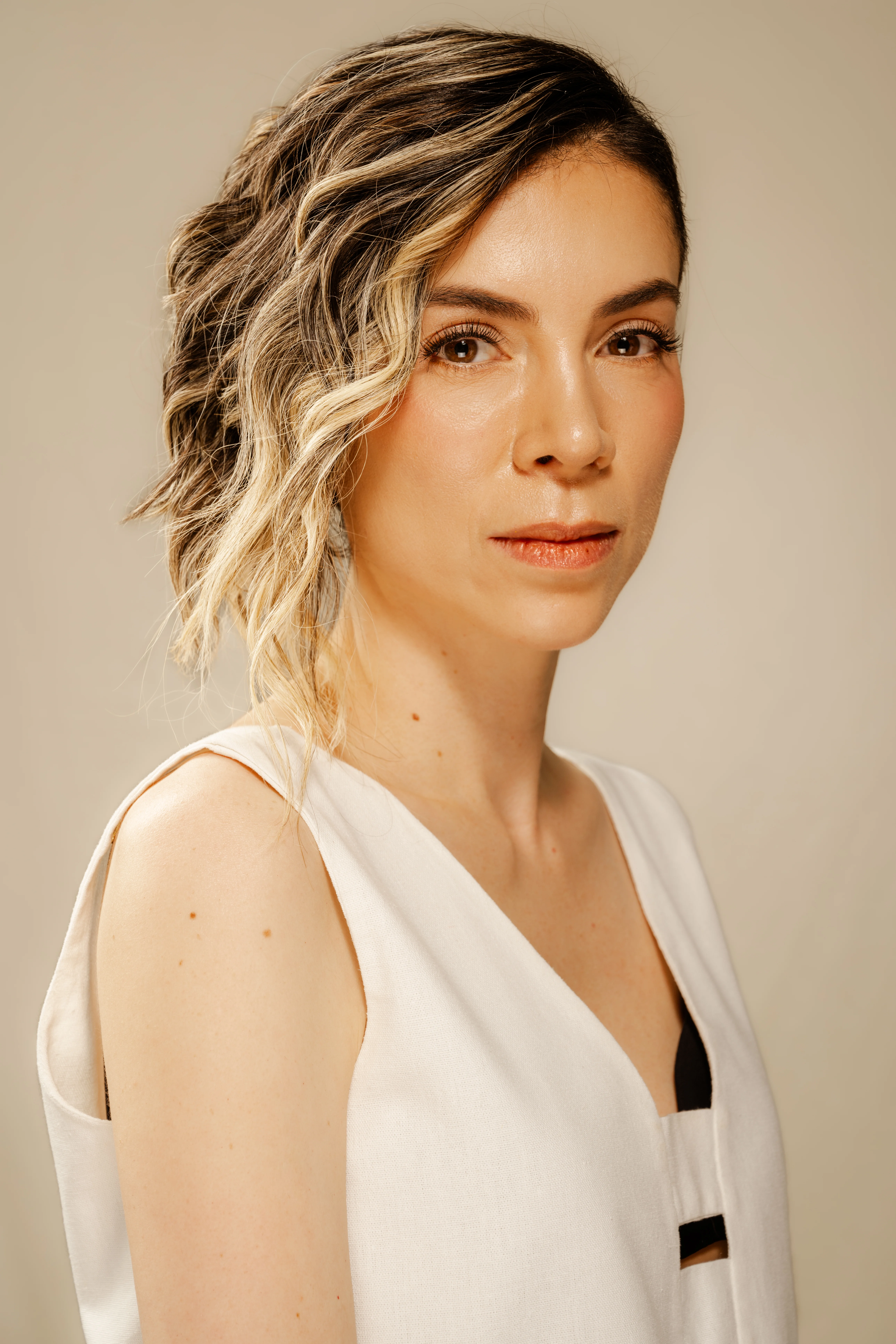 Retrato editorial de la Dra. María Isabel Oliveros